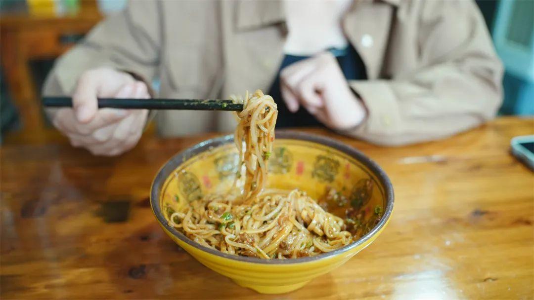 潼川古城小吃街：千年文化一古城，一街美食梦留香