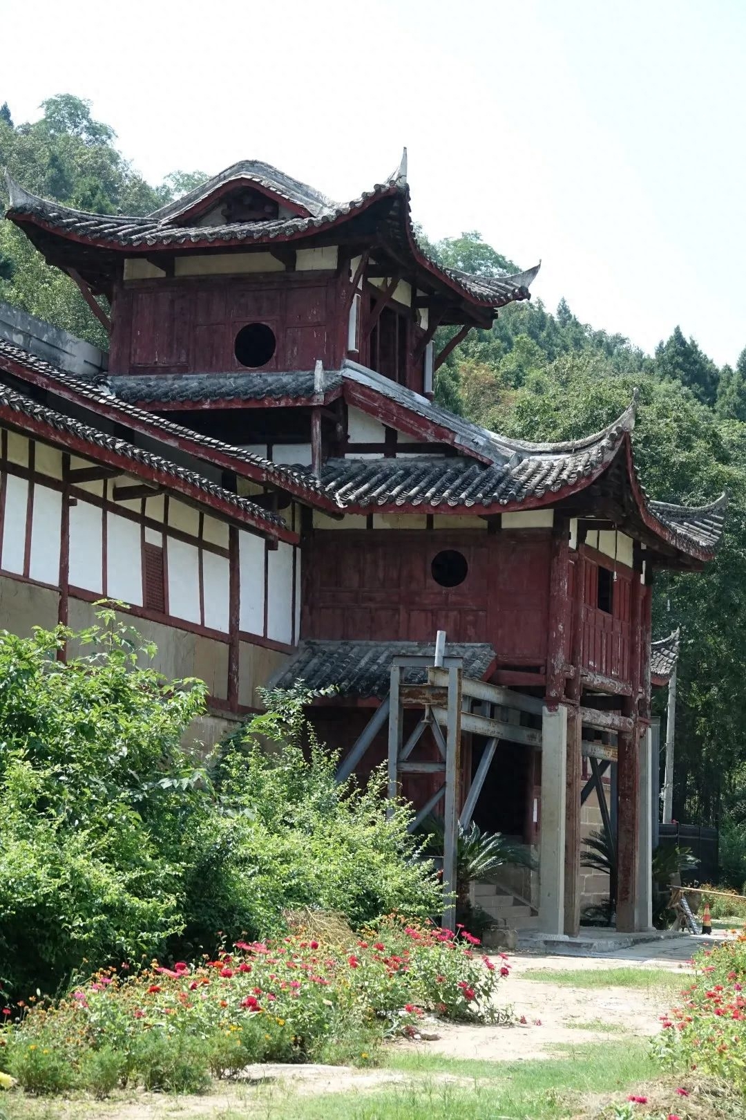 芙蓉四季鱼泉寺寻古 鱼跃山泉中，深山古寺幽