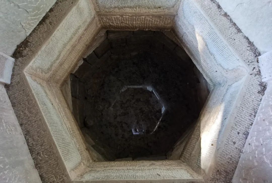 芙蓉四季鱼泉寺寻古 鱼跃山泉中，深山古寺幽
