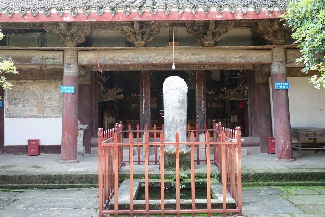 芙蓉四季鱼泉寺寻古 鱼跃山泉中，深山古寺幽