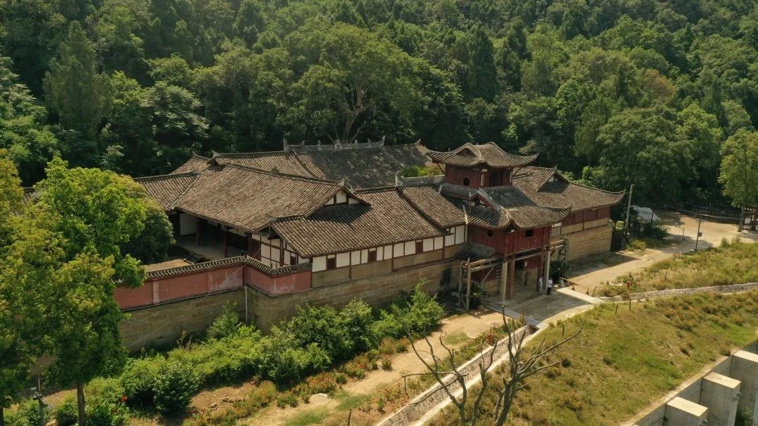 芙蓉四季鱼泉寺寻古 鱼跃山泉中，深山古寺幽