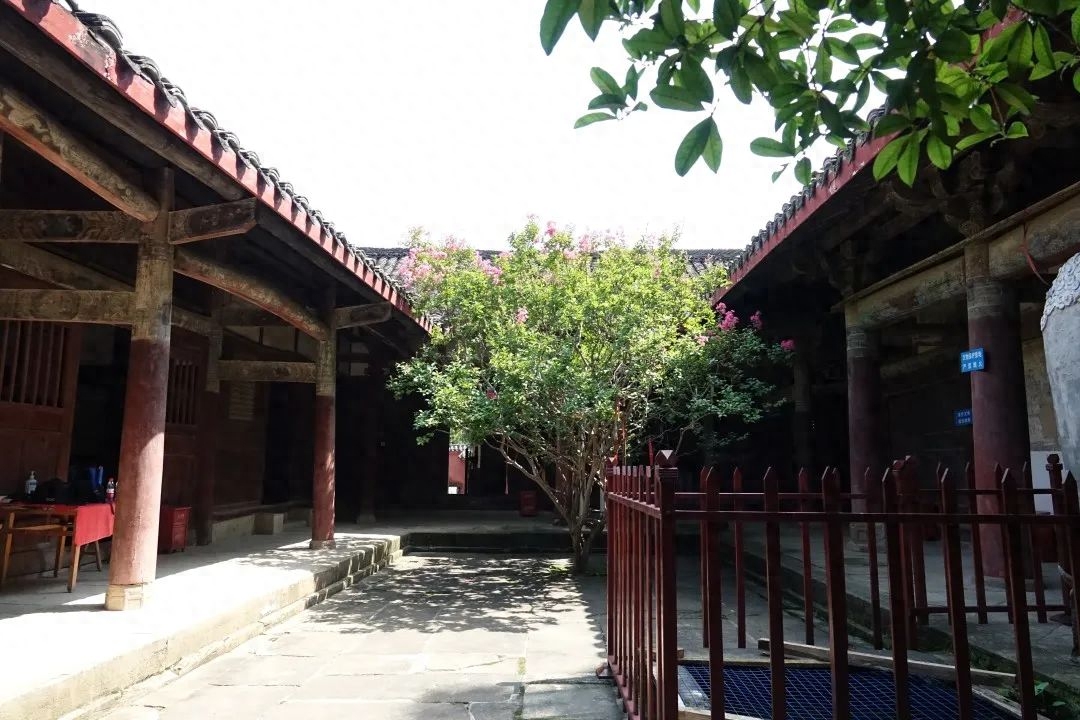芙蓉四季鱼泉寺寻古 鱼跃山泉中，深山古寺幽