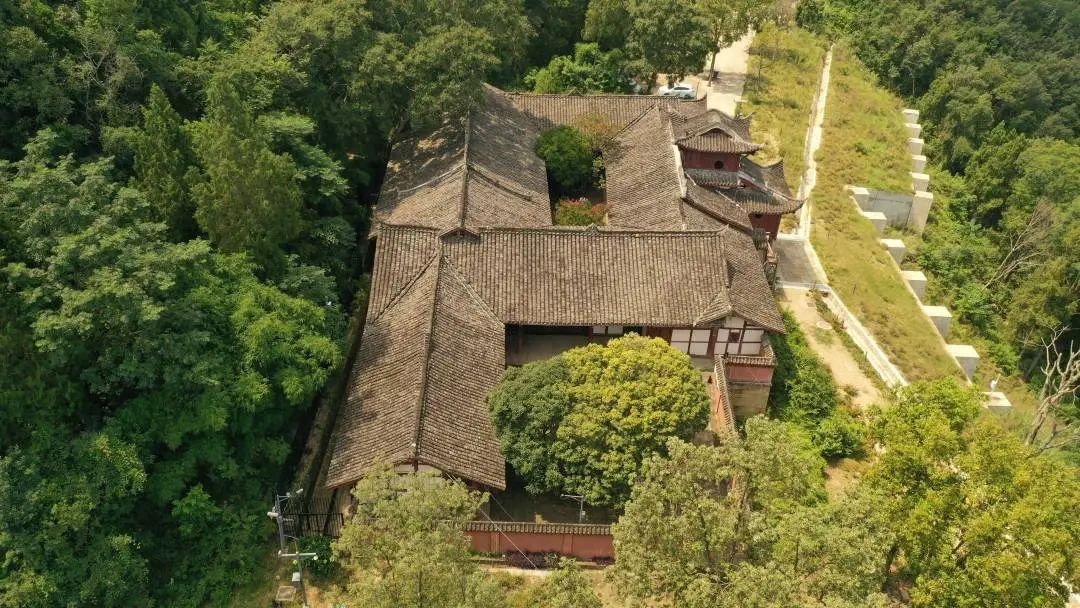 芙蓉四季鱼泉寺寻古 鱼跃山泉中，深山古寺幽
