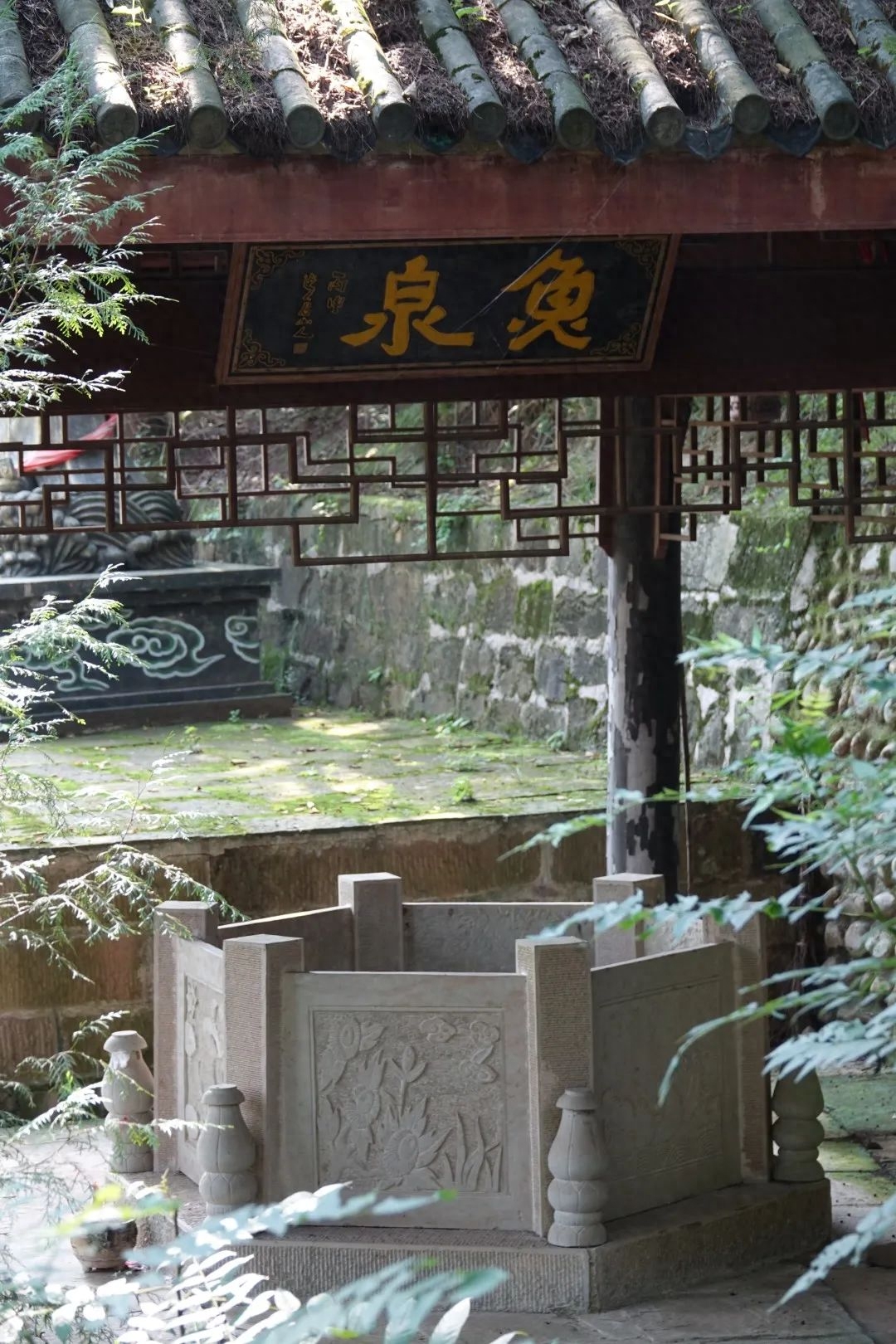 芙蓉四季鱼泉寺寻古 鱼跃山泉中，深山古寺幽