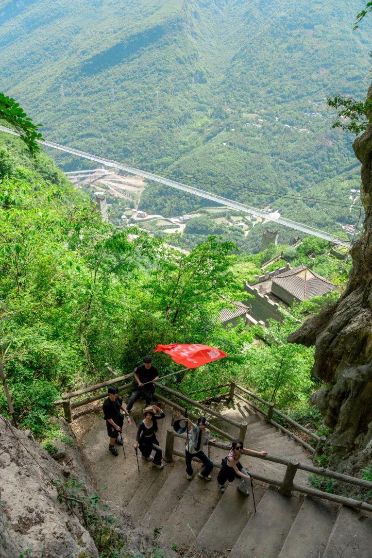 全网招募，免费徒步九皇山！本周末，百人徒步天团陪你一起挑战千仞绝壁栈道！