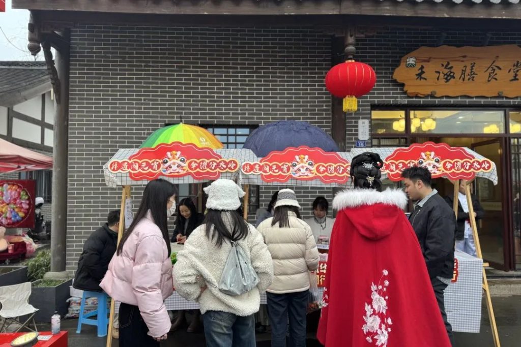 江阳区新联会亮相“非遗闹元宵 伞耀分水岭”主题活动