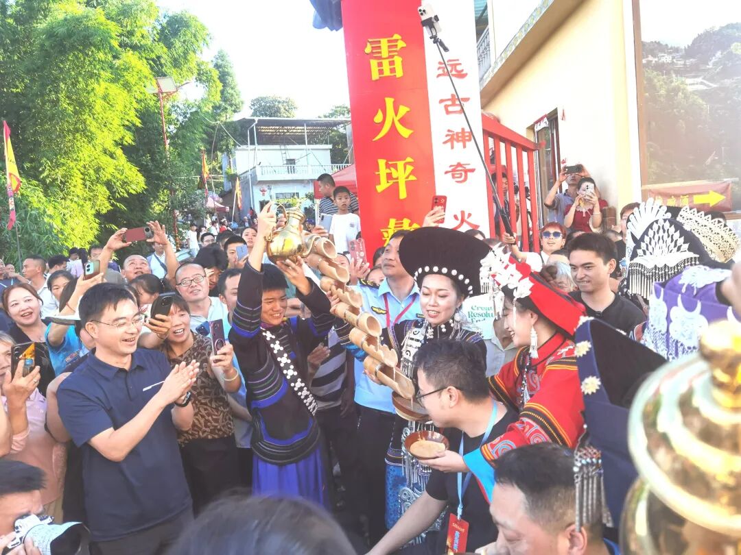 情景大戏燃情乌蒙 万名游客乐享古蔺石屏火把节