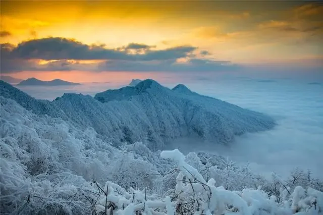 四川光雾山：白雪引客冰为媒
