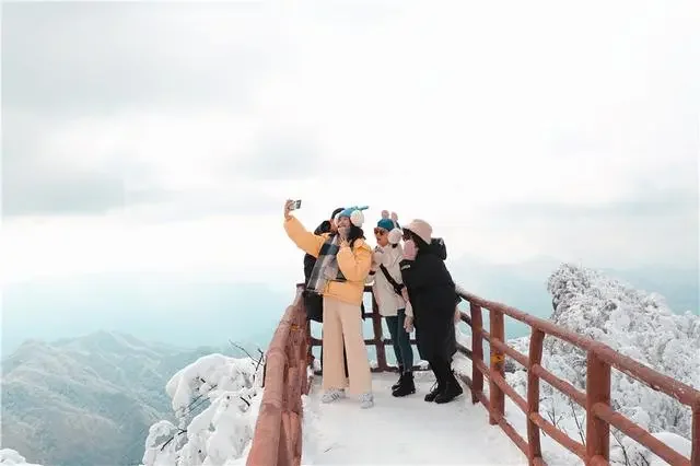 四川光雾山:白雪引客冰为媒
