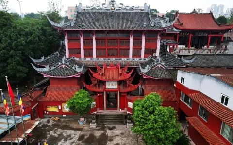 泸州也有一座建在悬崖上的“百年古寺”，你知道在哪里吗？