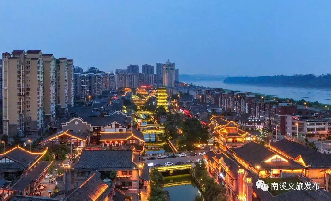“五一”节 古街霓虹下 江语夜南溪