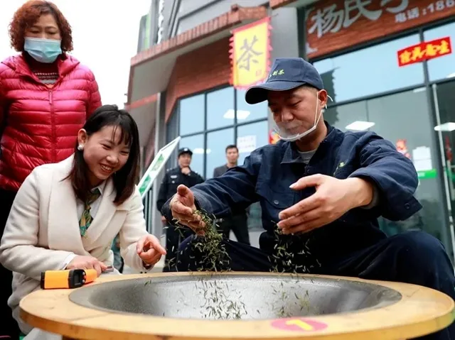 游客在中国特早茶城观看现场炒茶(廖胜春 摄)