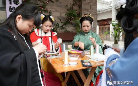 “五一”节 古街霓虹下 江语夜南溪