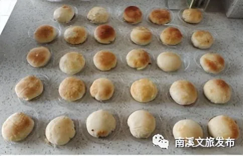 “五一”节 古街霓虹下 江语夜南溪