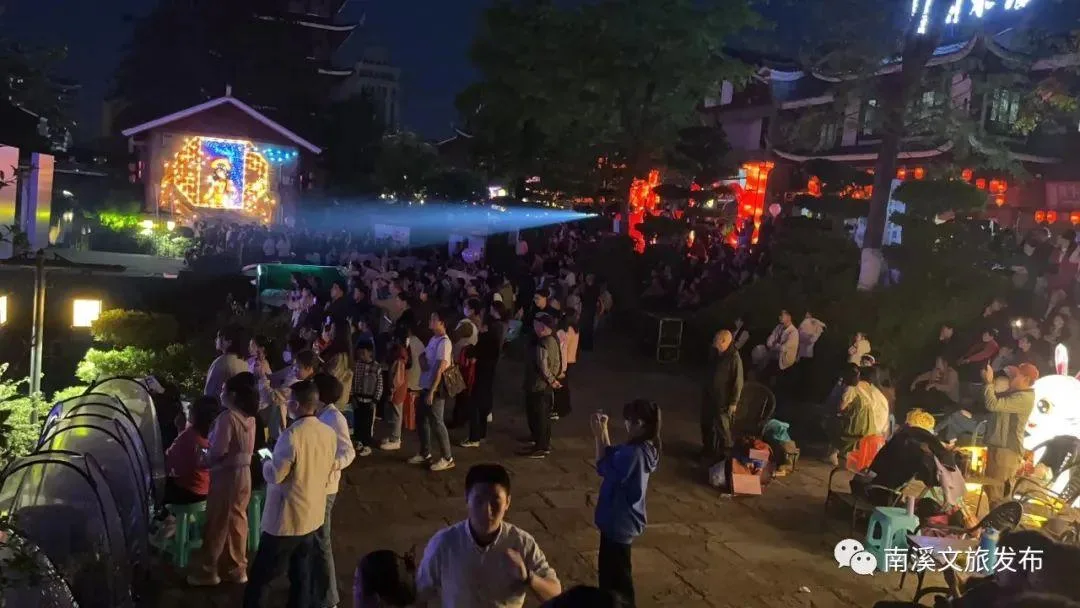 “五一”节 古街霓虹下 江语夜南溪
