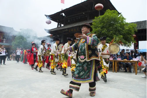 图片3.png 石椅羌寨让乡村旅游更有“羌”调