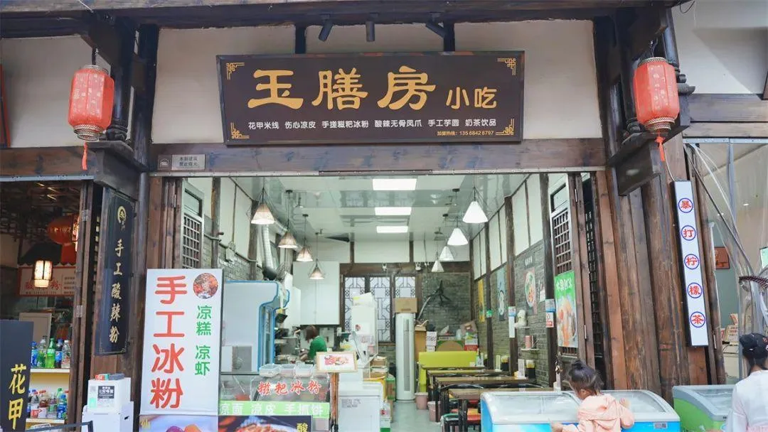 潼川古城小吃街:千年文化一古城,一街美食梦留香