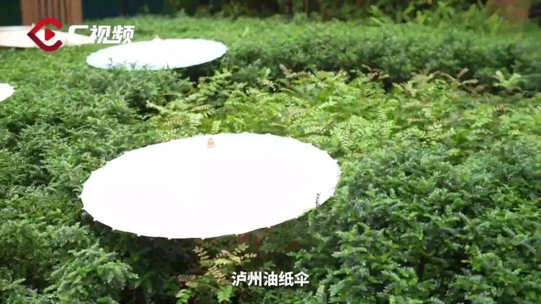 泸州油纸伞亮相成都大运会主媒体中心 | 特殊使命：许愿伞