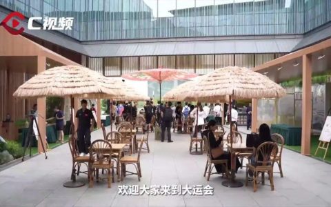 泸州油纸伞亮相成都大运会主媒体中心 | 特殊使命：许愿伞