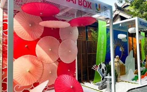 成都宽窄巷子里飘着“酒城味道”