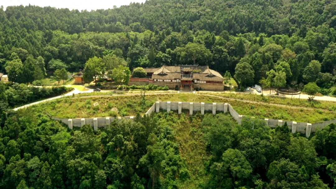 芙蓉四季鱼泉寺寻古 鱼跃山泉中，深山古寺幽
