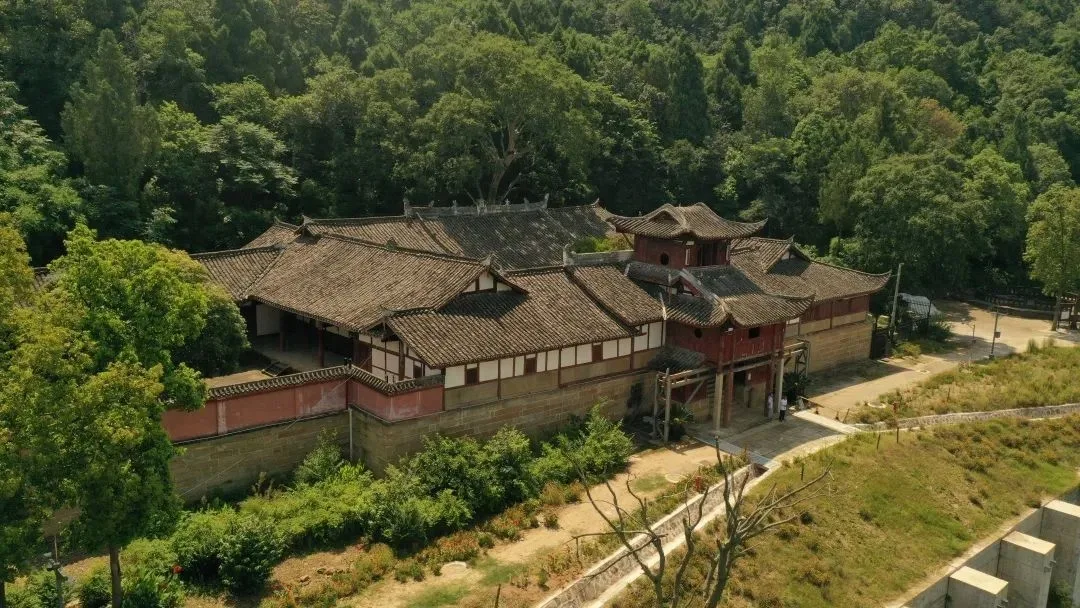 芙蓉四季鱼泉寺寻古 鱼跃山泉中,深山古寺幽