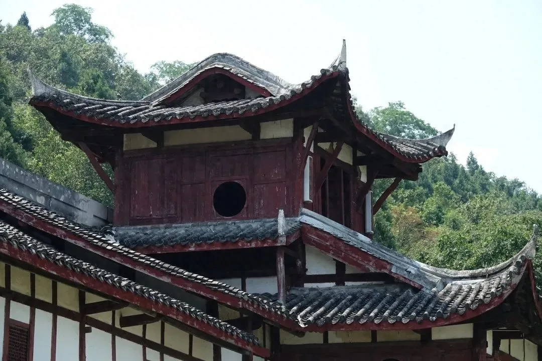 DSC03792.jpg 芙蓉四季鱼泉寺寻古 鱼跃山泉中,深山古寺幽