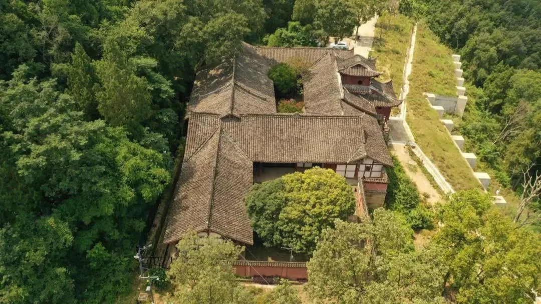 芙蓉四季鱼泉寺寻古 鱼跃山泉中,深山古寺幽