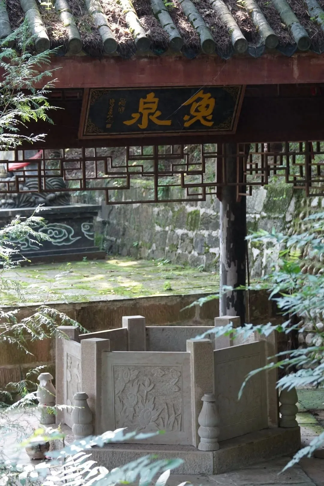 芙蓉四季鱼泉寺寻古 鱼跃山泉中，深山古寺幽