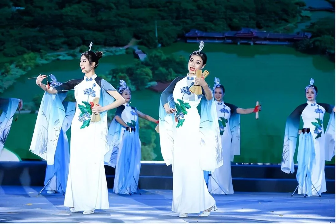 一“泸”“酉”你,“艺”起唱响双城记