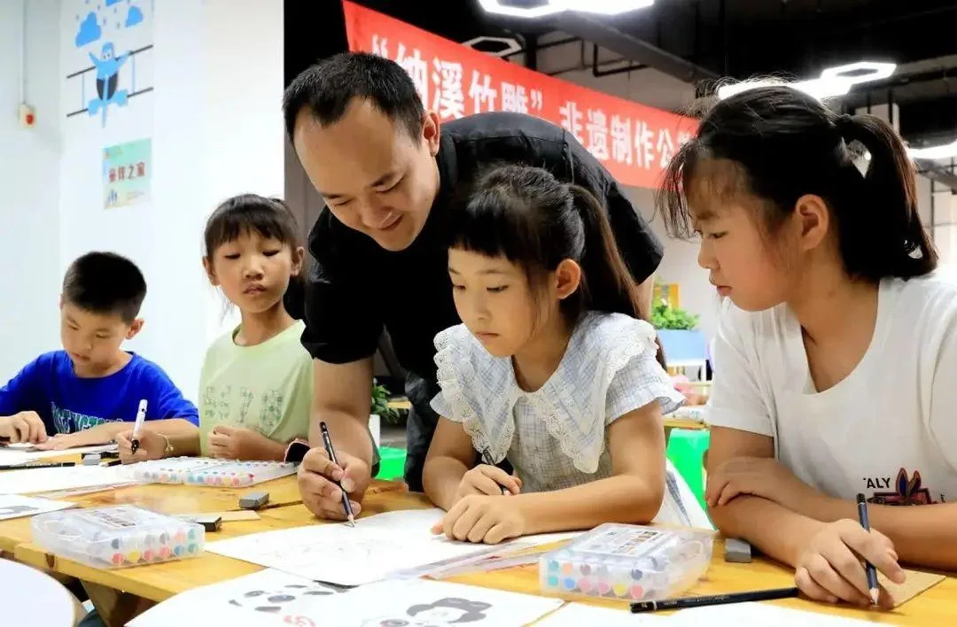 竹雕非遗传承人黄建:以刀为笔,雕刻别样人生