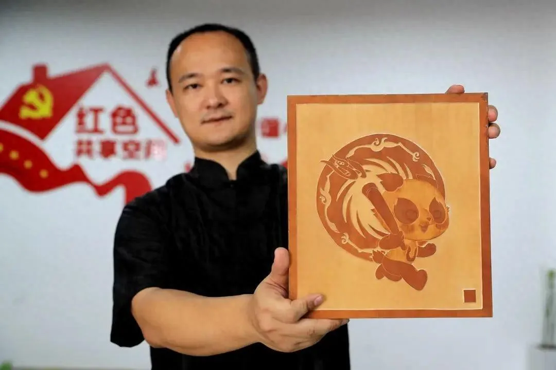竹雕非遗传承人黄建:以刀为笔,雕刻别样人生