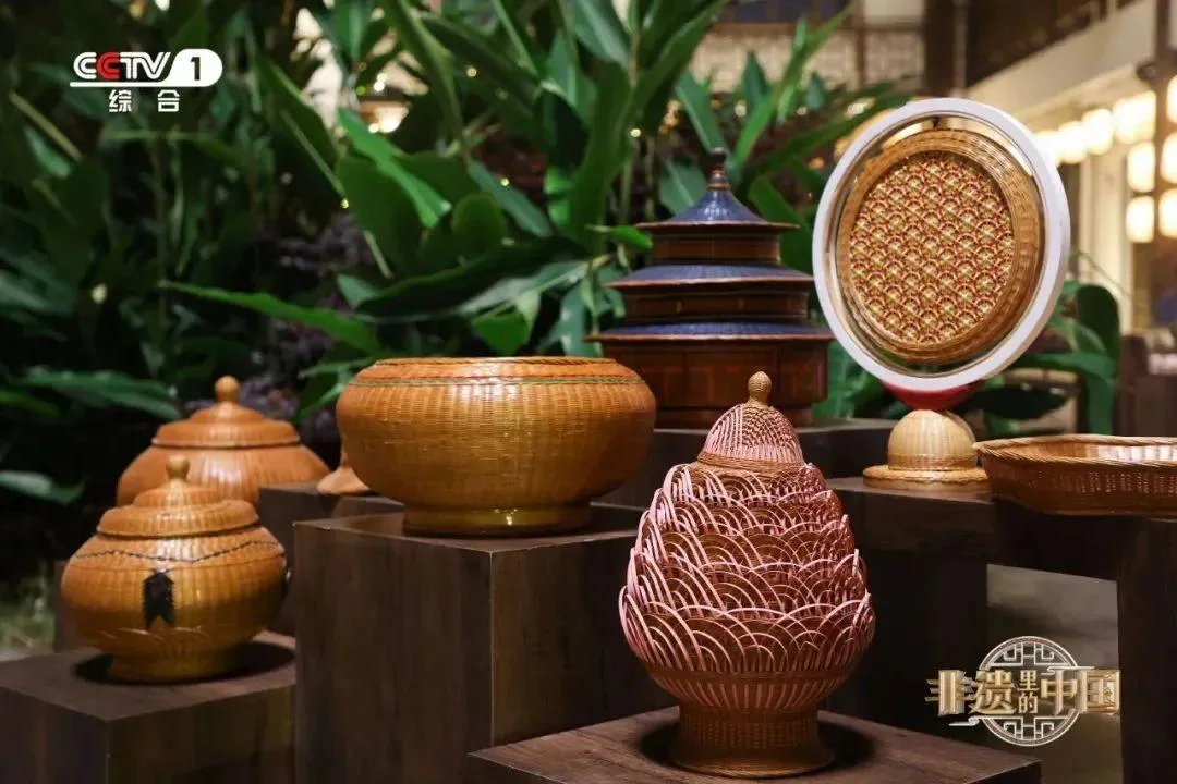 《非遗里的中国》年度盛典来了！为泸州颁赠拍摄地纪念牌