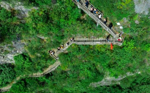 全网招募，免费徒步九皇山！本周末，百人徒步天团陪你一起挑战千仞绝壁栈道！