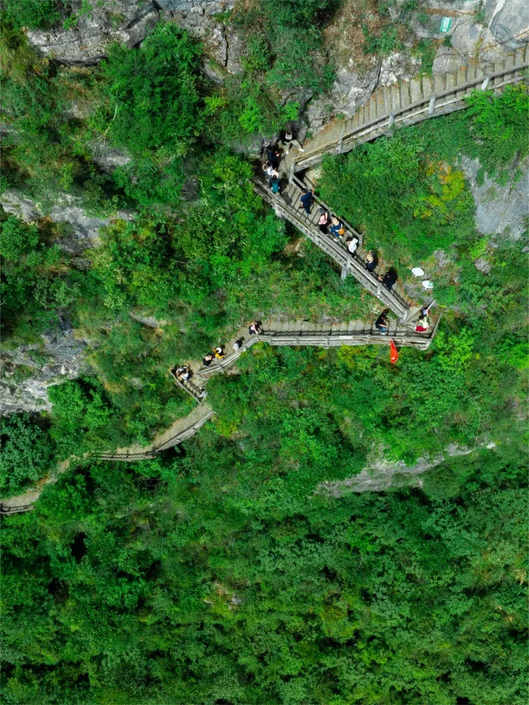 全网招募,免费徒步九皇山!本周末,百人徒步天团陪你一起挑战千仞绝壁栈道!
