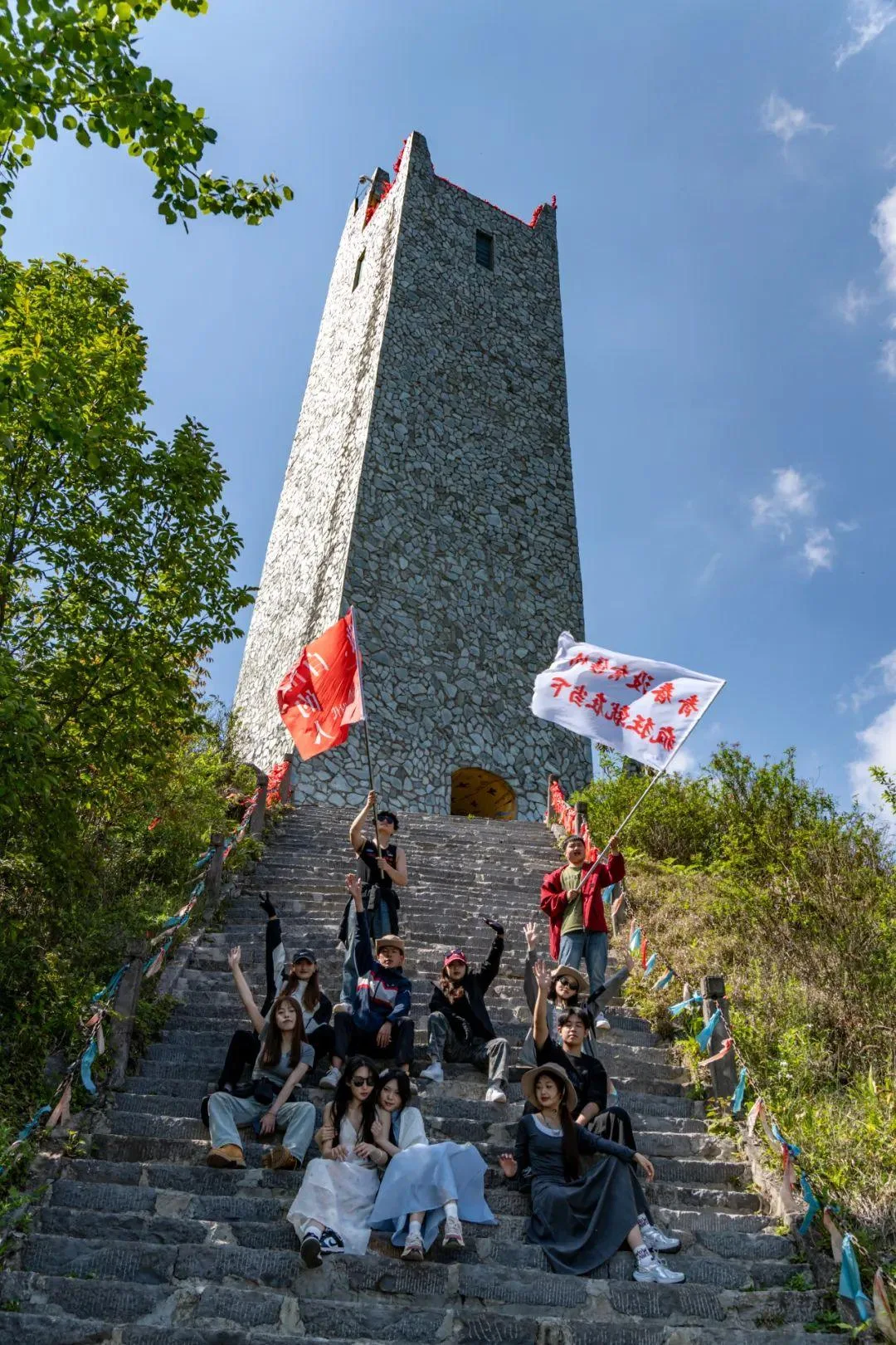 全网招募,免费徒步九皇山!本周末,百人徒步天团陪你一起挑战千仞绝壁栈道!