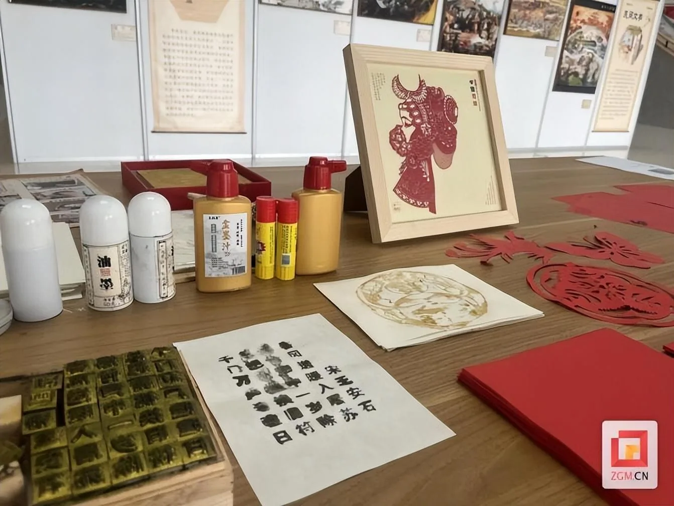 四川轻化工大学举办非遗主题展览吸引众学子前来欣赏