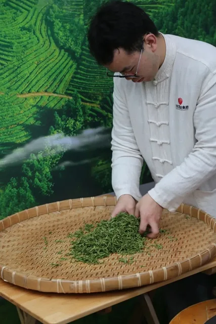 宜宾早茶集市热闹非凡,线上选购享受这抹青绿