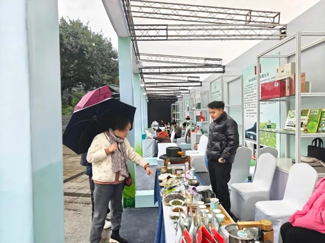 宜宾早茶集市热闹非凡,线上选购享受这抹青绿