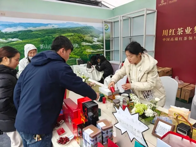 宜宾早茶集市热闹非凡，线上选购享受这抹青绿