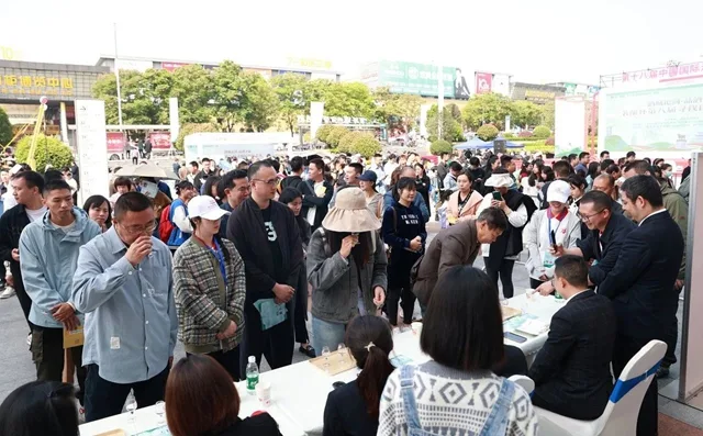 2025酒博会 3月22日来泸州东门口免费喝酒、领酒!