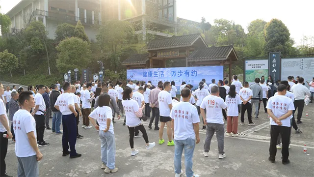 我们顶峰见！今天，一起登顶龙卦山