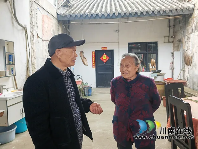 两个老人回忆王氏庄园的变迁（曾佐然摄）.jpg