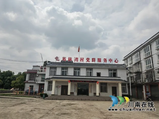 王氏庄园旁边的村党群服务中心（曾佐然摄）.jpg
