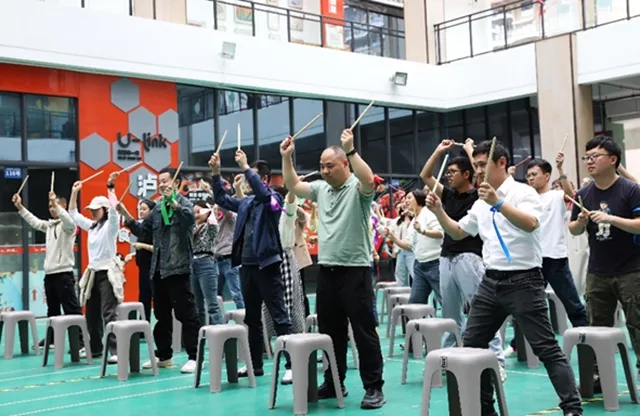 活力燃动泸州友邻中心:江悦社区趣味运动会解锁"邻里新姿势"(图1) 1.jpg