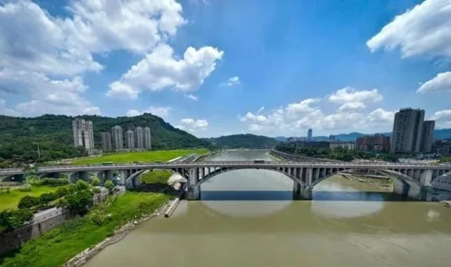 国内首个!“宜宾市岷江大桥加固改造工程” 斩获国际大奖(图1) 桥1.jpg