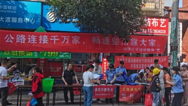 知路·爱路·护路┃泸州市开展“5·26”爱路护路主题宣传活动(图3) 03_副本.jpg