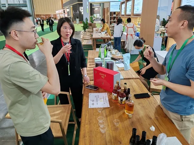 当茶遇上酒和香囊丨泸州茶企跨界破圈,四川国际茶博会上揽金812万(图1) 1.jpg