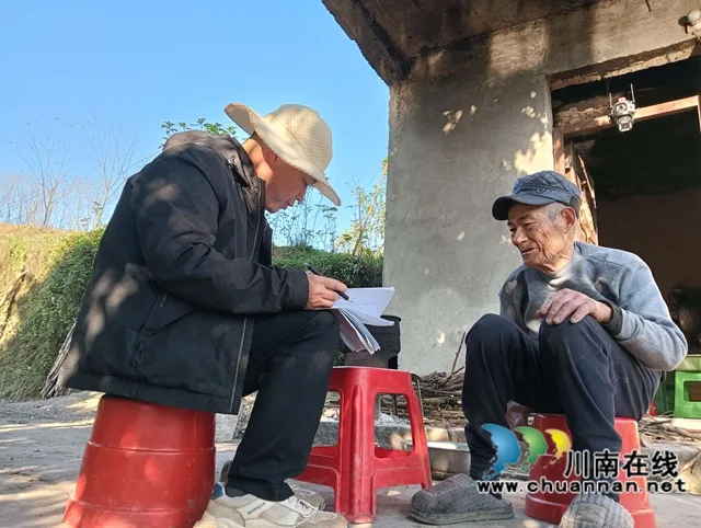 泸县太伏镇照南山村奏响特色产业“协奏曲”(图2) 配图2:驻村干部陈龙君帮助养殖户填报资料(图片作者:郑婵娟).jpg