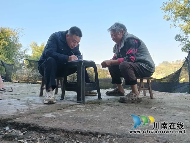泸县太伏镇照南山村奏响特色产业“协奏曲”(图3) 配图3:驻村干部陈龙君到村民家中入户走访(图片作者:郑婵娟).jpg